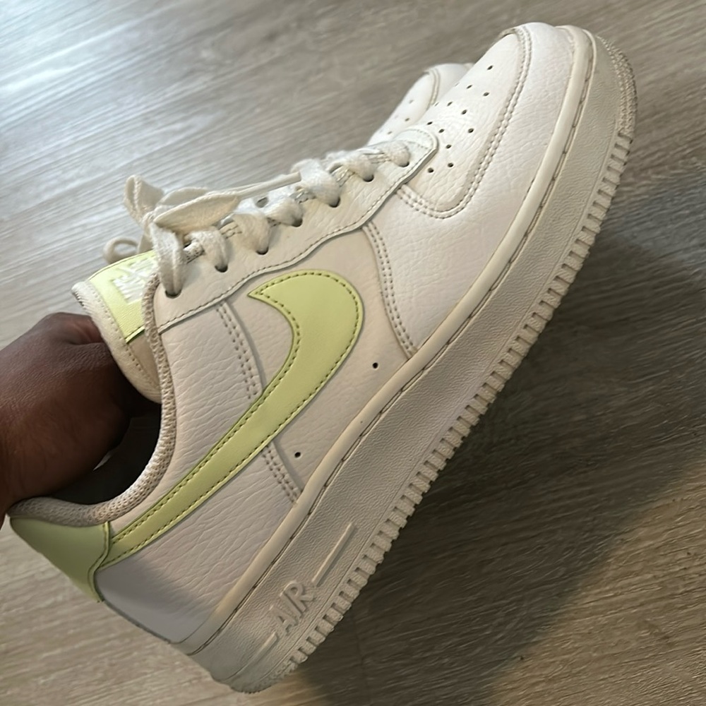 Nike AF1 ( 07’ white barely volt) worn but good condition. Size 6.5